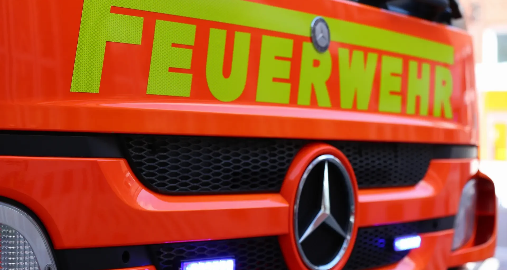 Großeinsatz in Reußenköge: Maschinenhalle auf einem Gemüsehof stand in Flammen - NDR.de