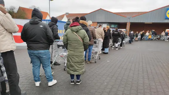 Start des Feuerwerksverkaufs in Emlichheim, an der Grenze zu den Niederlanden.