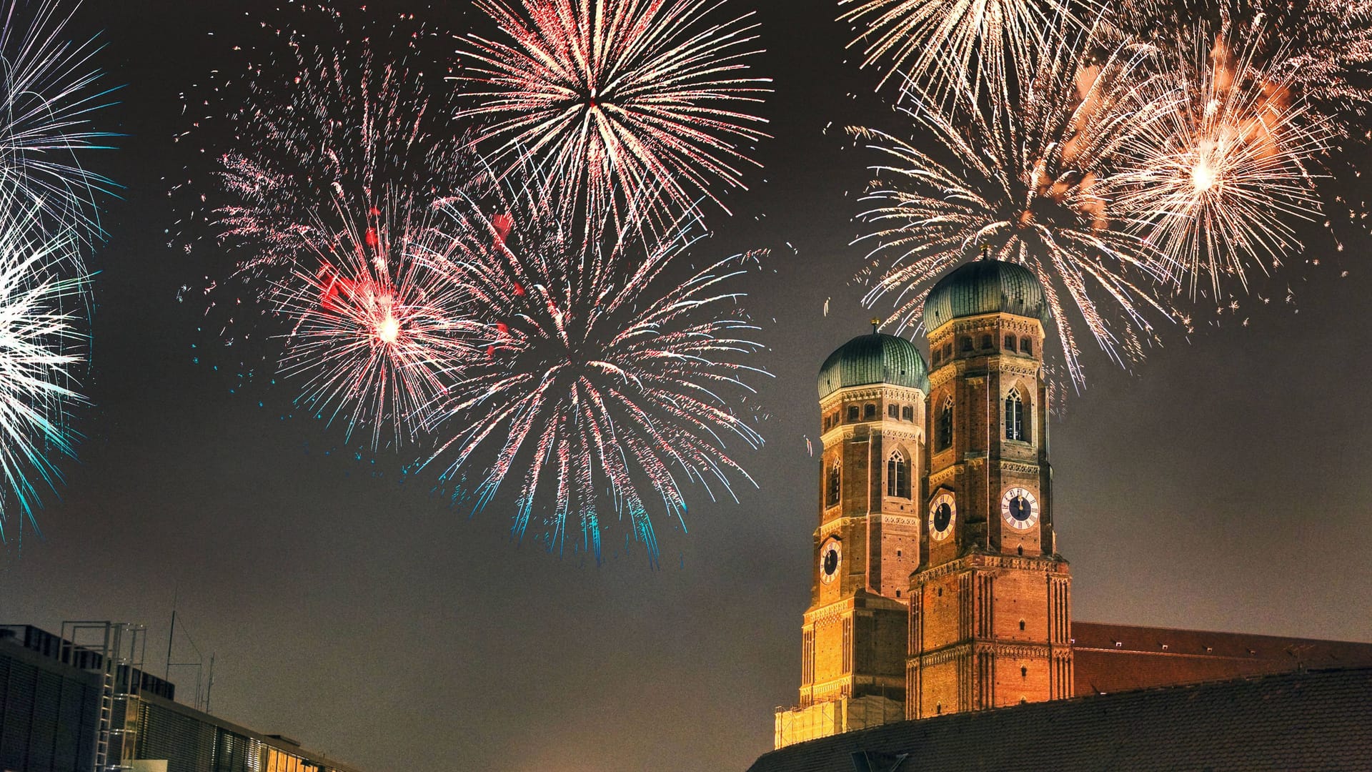 Feuerwerk über der Frauenkirche (Archivbild): Bei der Silvestermeile ersetzt eine Licht- und Lasershow das Abschießen von Raketen.