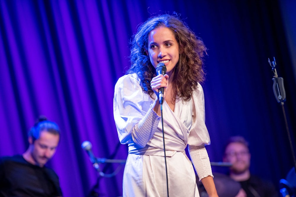 Die nächste Generation: Naidus Tochter Alma, hier bei einem Konzert in Starnberg, ist eine talentierte Jazz-Sängerin.