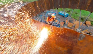 Stück für Stück frisst sich der Schneidbrenner durch den Stahl: Der Abriss der Gasballons hat für viel Aufsehen gesorgt.