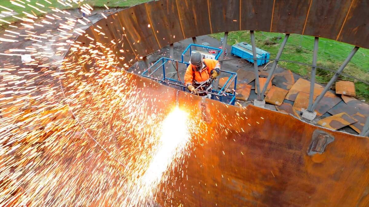 Stück für Stück frisst sich der Schneidbrenner durch den Stahl: Der Abriss der Gasballons hat für viel Aufsehen gesorgt.