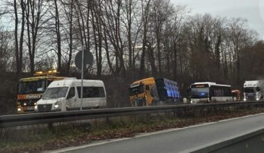 Auf der A4 bei Aachen-Laurensberg ist ein Lastwagen im Graben gelandet.