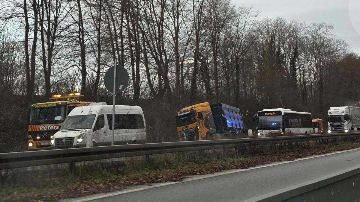 Auf der A4 bei Aachen-Laurensberg ist ein Lastwagen im Graben gelandet.