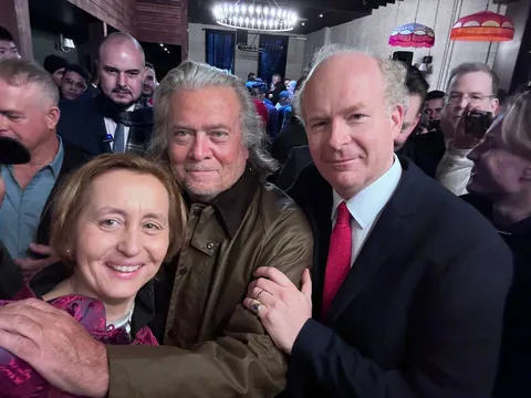 Beatrix von Storch (hier mit Kommunikationsberater Steve Bannon und Ehemann Sven)