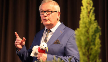 Der Auftritt von Jürgen B. Hausmann mit seinem Jubiläumsprogramm in Wassenberg muss verschoben werden.