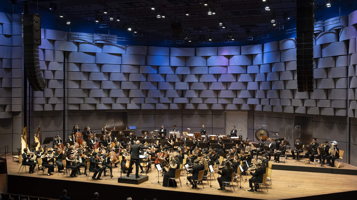 Drei Musikhochschulen vereint, um Mahlers Neunte Symphonie zu spielen. Im Eurogress gab es für das Projekt viel Applaus.