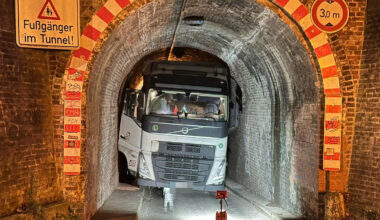 Am Dienstagabend hat sich ein Lkw in der Unterführung auf der Banker Straße festgefahren.