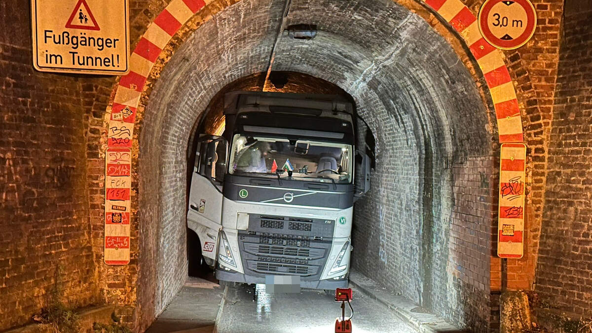 Am Dienstagabend hat sich ein Lkw in der Unterführung auf der Banker Straße festgefahren.