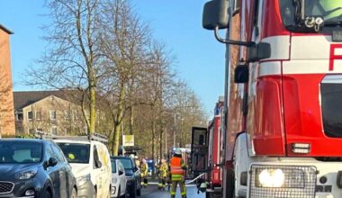 Einsatz in der Schagenstraße: Zwei Personen mussten nach einem Küchenbrand in einem Mehrfamilienhaus mit Verdacht auf Rauchgarvergiftung ins Krankenhaus gebracht werden.