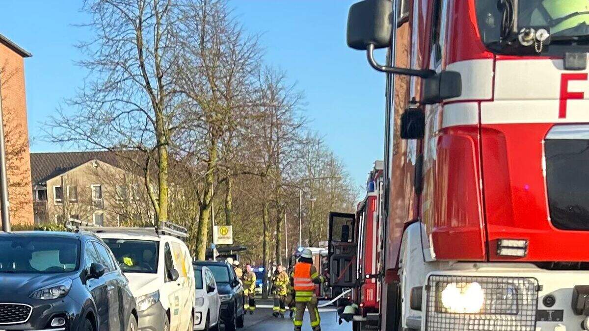 Einsatz in der Schagenstraße: Zwei Personen mussten nach einem Küchenbrand in einem Mehrfamilienhaus mit Verdacht auf Rauchgarvergiftung ins Krankenhaus gebracht werden.