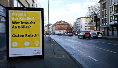 Dass man Silvester auch ohne eigenes Feuerwerk feiern kann, darauf weist die Stadt Aachen mit einer Plakatkampagne hin.