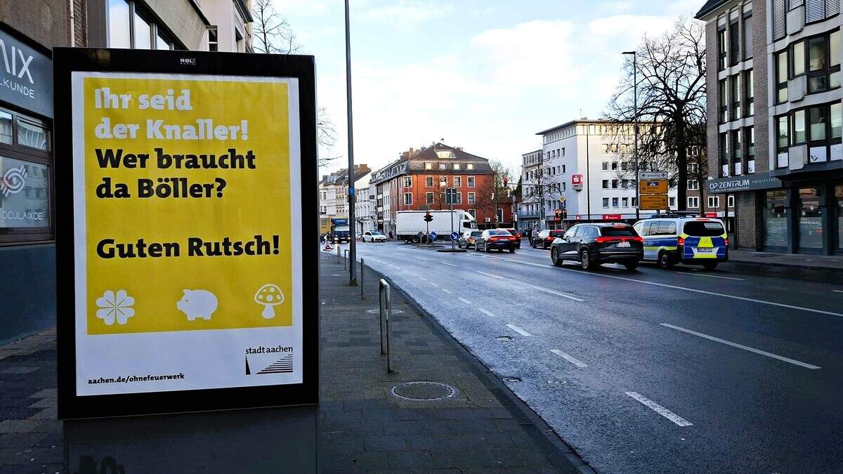 Dass man Silvester auch ohne eigenes Feuerwerk feiern kann, darauf weist die Stadt Aachen mit einer Plakatkampagne hin.