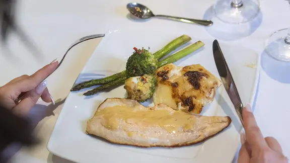 Ein eleganter Fischteller mit Spargel und Brokkoli.