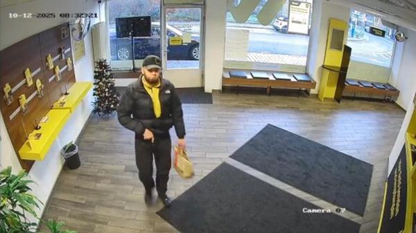 Die Polizei veröffentlichte insgesamt drei Aufnahmen des Täters.