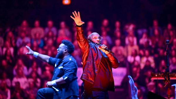 Naturally7 klingen wie eine Band, spielen aber kein einziges Instrument. Mit nichts anderem als ihren Stimmen erzeugen die Mitglieder der Formation einen orchestergleichen Sound. In ihren Songs wechseln die A-cappella-Künstler leichtfüßig von HipHop über R'n'B und Gospel zu Soul - und wieder zurück. Am Samstag, 6. Dezember, performen Naturally7 in der Kulturfabrik Roth. Naturally7 klingen wie eine Band, spielen aber kein einziges Instrument. Mit nichts anderem als ihren Stimmen erzeugen die Mitglieder der Formation einen orchestergleichen Sound. In ihren Songs wechseln die A-cappella-Künstler leichtfüßig von HipHop über R'n'B und Gospel zu Soul - und wieder zurück. Am Samstag, 6. Dezember, performen Naturally7 in der Kulturfabrik Roth.