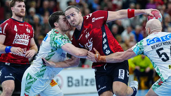 Kent Robin Toennesssen von der SG Flensburg-Handewitt im Bundesliga-Spiel gegen den SC Magdeburg am Ball 