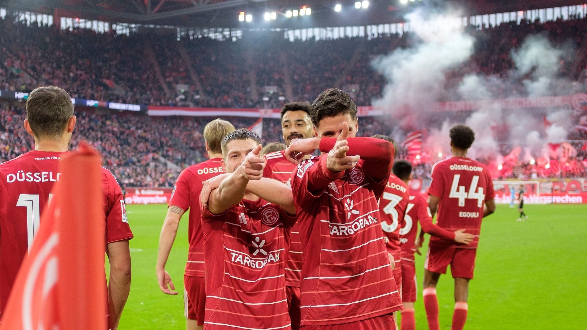 Florent Muslija bejubelt sein Tor zum 2:0 mit Anouar El Azzouzi: Den Düsseldorfern gelang ein wichtiger Sieg.