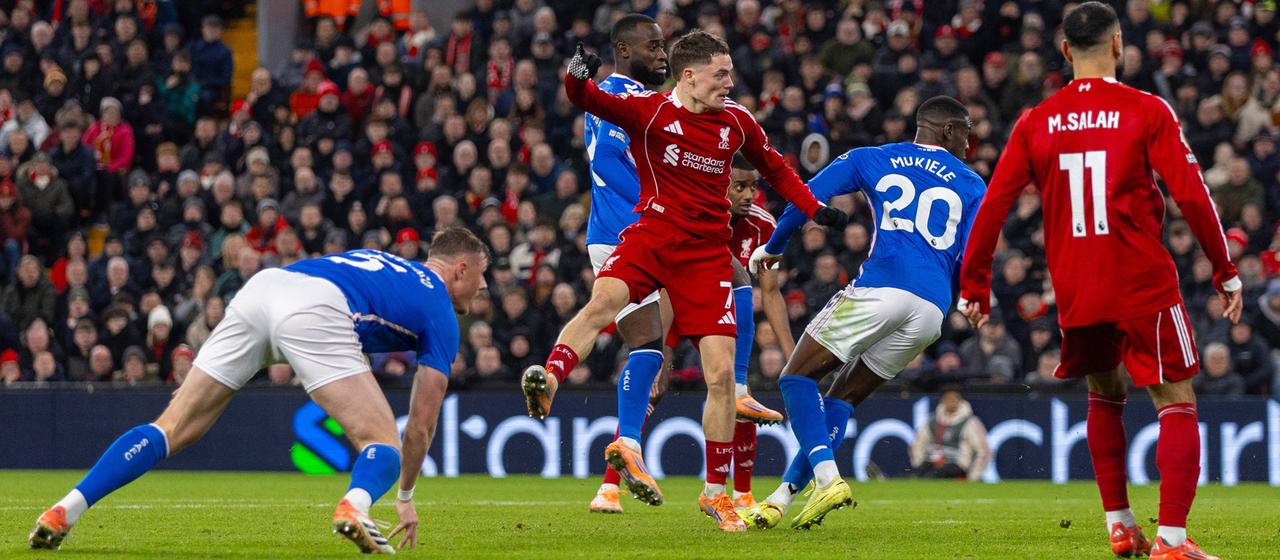 Florian Wirtz (Nummer 7) erziehlt sein erstes Premiere League Tor für den FC Liverpool