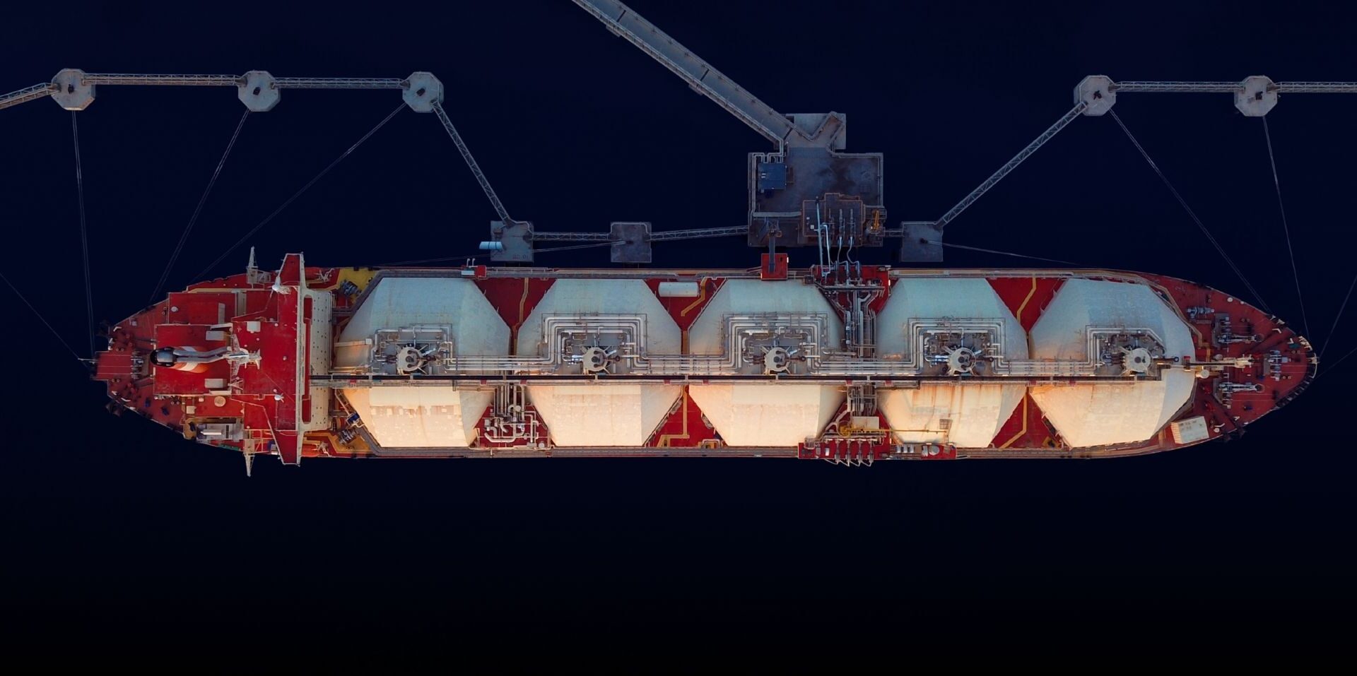 Luftaufnahme eines an der Anlegestelle festgemachten Flüssiggastankers (LNG)