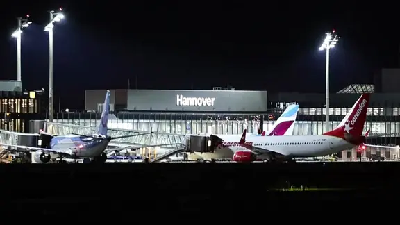 Der Flughafen Hannover bei Nacht | TeleNewsNetwork Der Flughafen Hannover bei Nacht