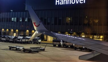 Flughafen Hannover in der Nacht.
