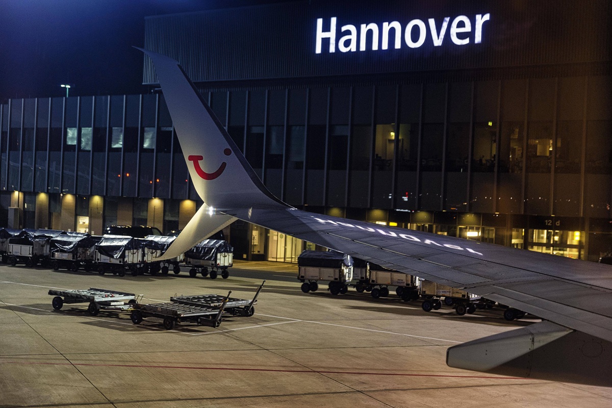 Flughafen Hannover in der Nacht.