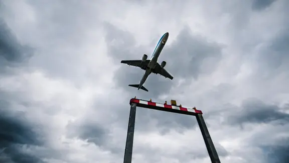 Ein Flugzeug hebt ab in den Himmel. | NDR, Julius Matuschik Ein Flugzeug hebt ab in den Himmel.