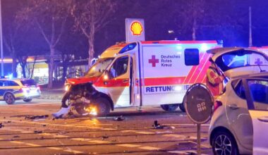 Rettungswagen stößt auf Einsatzfahrt mit Auto zusammen – mehrere Verletzte