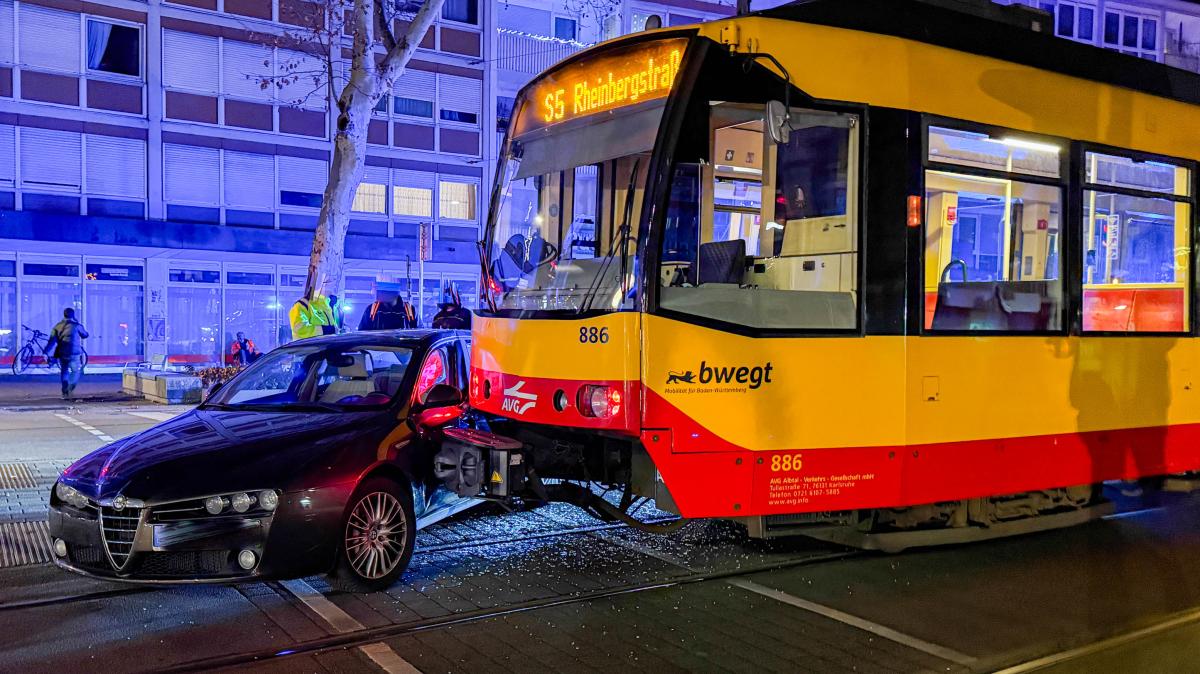Straßenbahn-Unfall nach missglücktem U-Turn eines Autofahrers