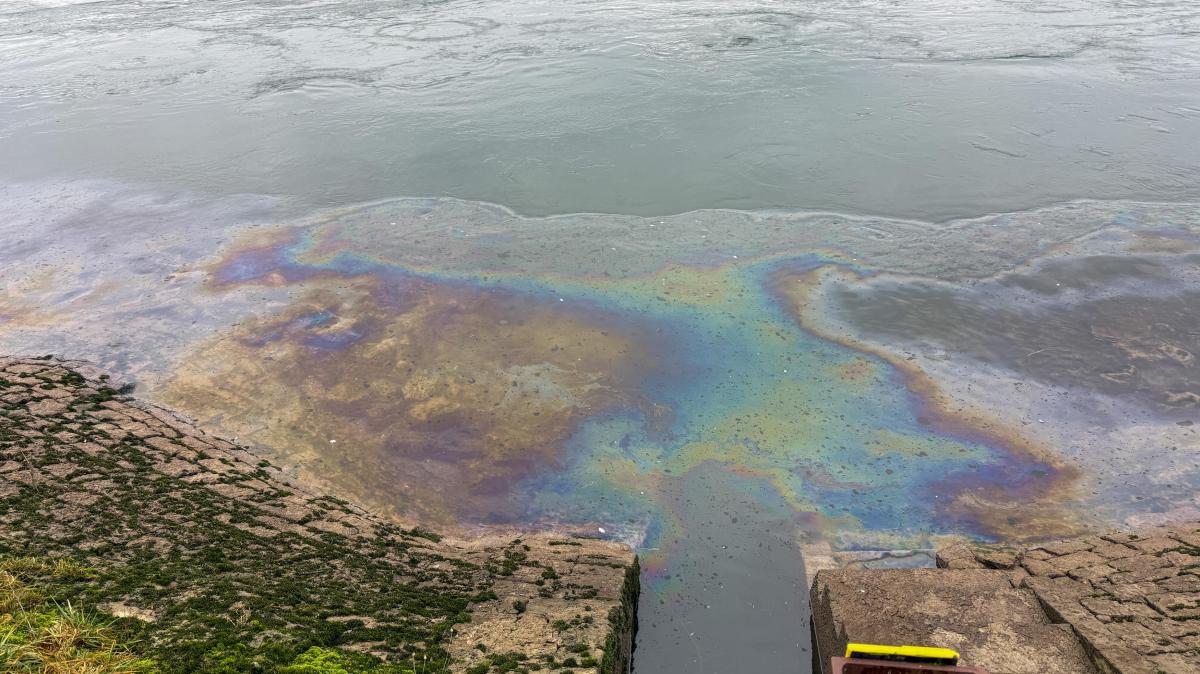 160 Meter Ölfilm im Rhein sorgt für Ermittlungen der Polizei Karlsruhe