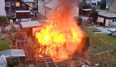 Feuerwehreinsatz in Stupferich: Holzunterstand in Feuer