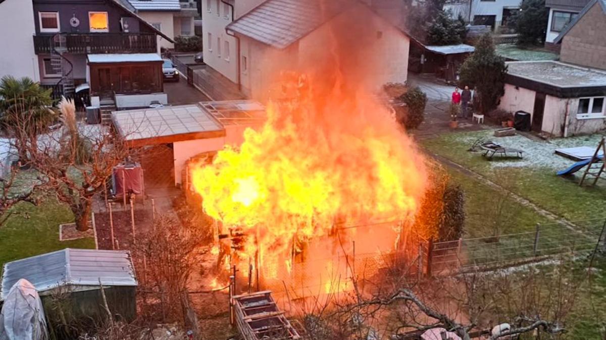 Feuerwehreinsatz in Stupferich: Holzunterstand in Feuer