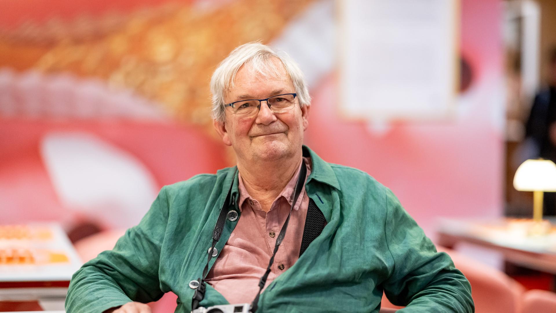 Der britische Magnum-Fotograf Martin Parr sitzt in der Ausstellung "Grand Hotel Parr" - Fotobücher von Martin Parr, im Neuen Museum Nürnberg (NMN) im "Dining Room". Der britische Magnum-Fotograf Martin Parr sitzt in der Ausstellung "Grand Hotel Parr" - Fotobücher von Martin Parr, im Neuen Museum Nürnberg (NMN) im "Dining Room".