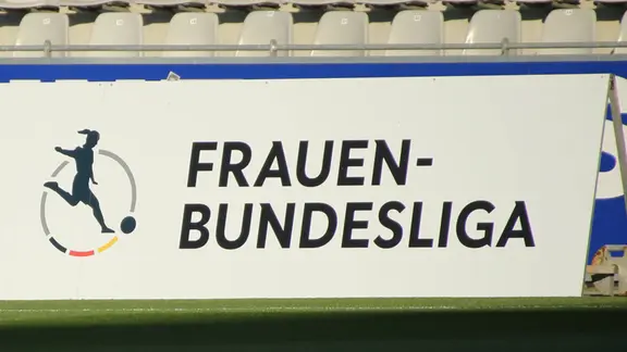 Logo der Frauen-Bundesliga auf einer Werbebande | IMAGO/Jan Huebner Logo der Frauen-Bundesliga auf einer Werbebande