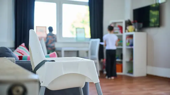 In einem Frauenhaus befinden sich im Aufenthaltsraum zwei Kinder einer Bewohnerin.