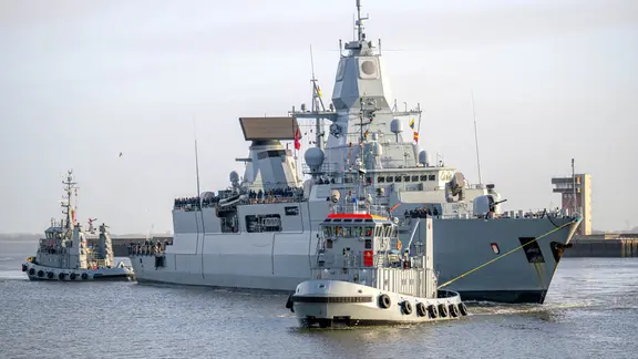 Wenige Tage vor Weihnachten kommt die deutsche Fregatte "Hamburg" mit ihrer Besatzung von einem Einsatz im Mittelmeer zurück.