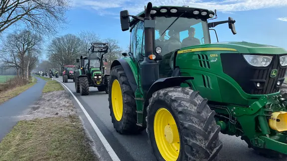 Trecker passiern bei einer Gedenkfahrt zwei Kreuze der Unfallopfer an der B436 bei Friedeburg | NDR, Frank Jakobs Trecker passiern bei einer Gedenkfahrt zwei Kreuze der Unfallopfer an der B436 bei Friedeburg