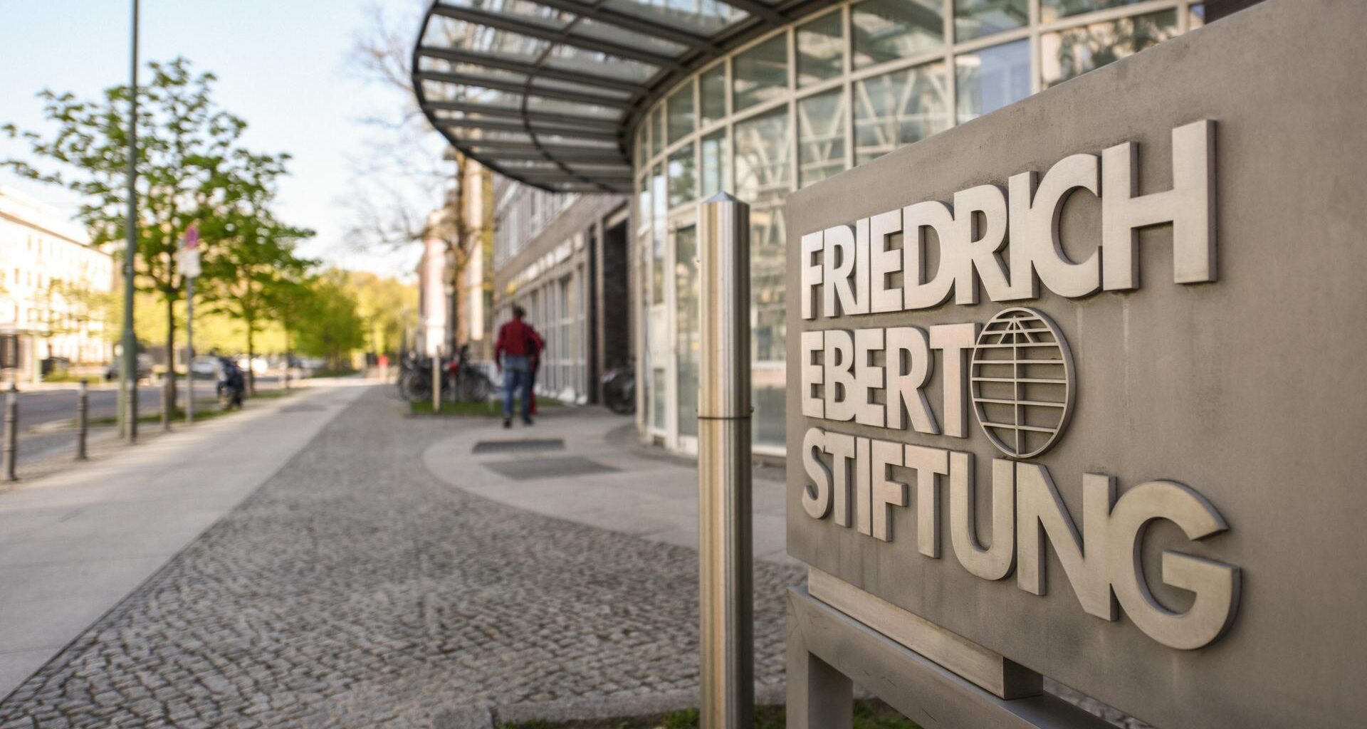 Briefkasten und Schriftzug der Friedrich-Ebert-Stiftung mit Logo am Eingang des Gebäudes in Berlin