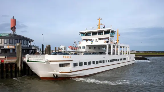 Das Fährschiff Frisia II der AG Reederei Norden-Frisia liegt im Hafen von Norderney.