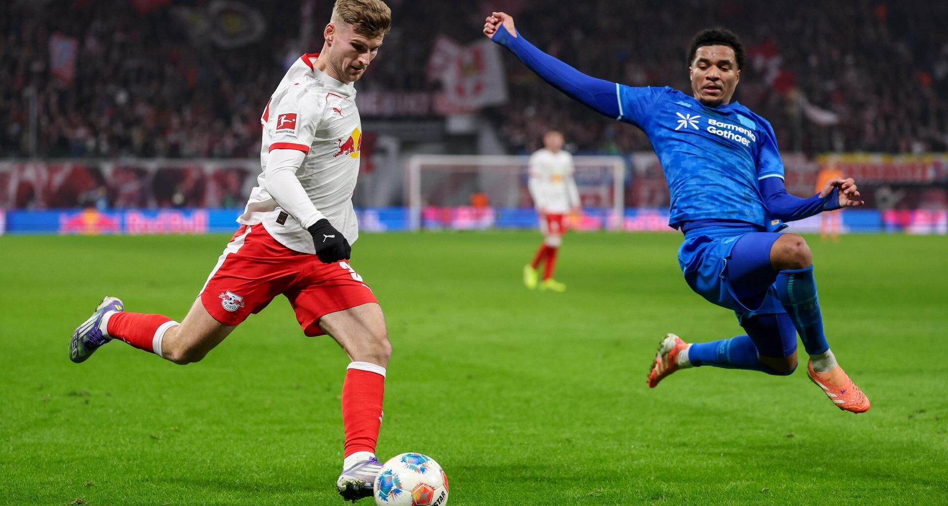 Zwei Fußballspieler kämpfen um den Ball.