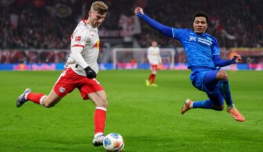 Zwei Fußballspieler kämpfen um den Ball.