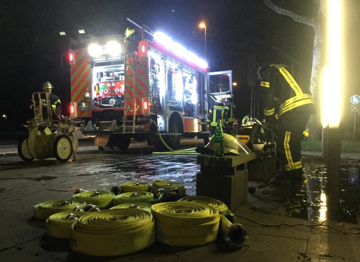 FW-BN: Kellerbrand in der Bonner Nordstadt - Einsatzkräfte von Feuerwehr und Rettungsdienst schon am Vorabend zu Silvester gefordert