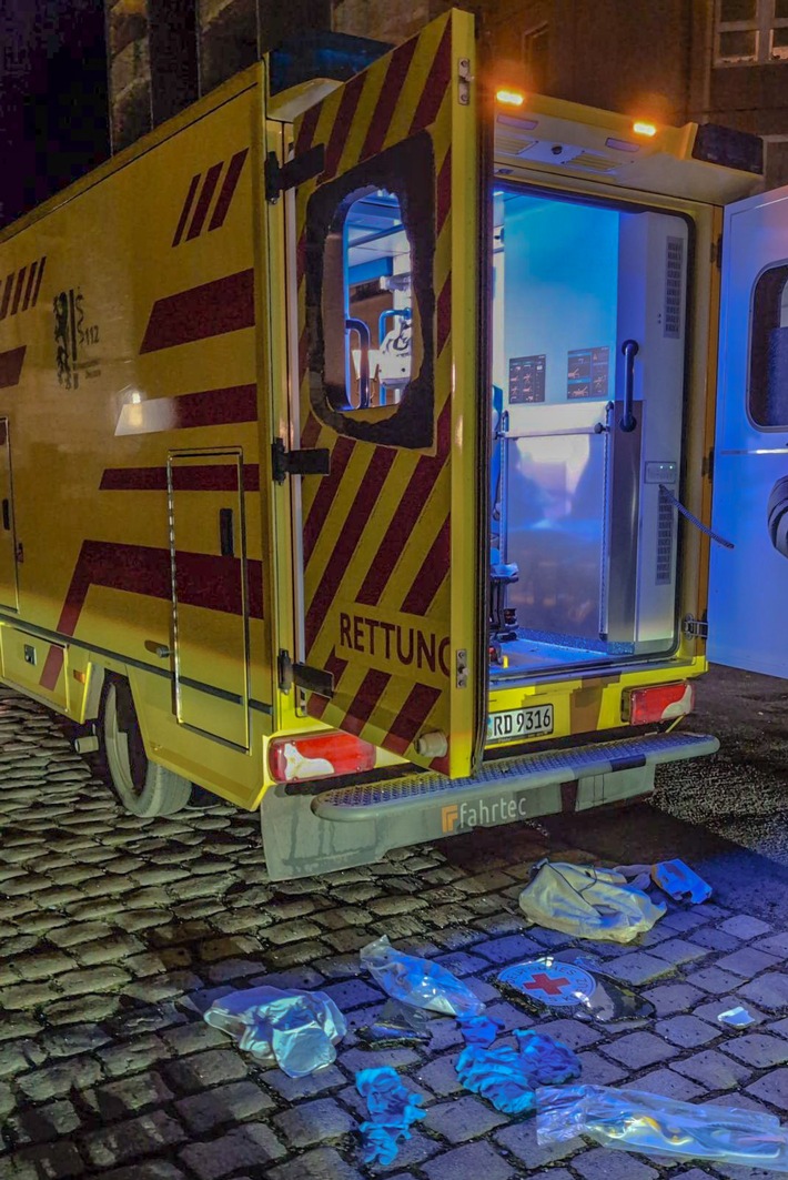 FW Dresden: Gewalt gegen Rettungskräfte - Patient bedroht Rettungskräfte und beschädigt Rettungswagen