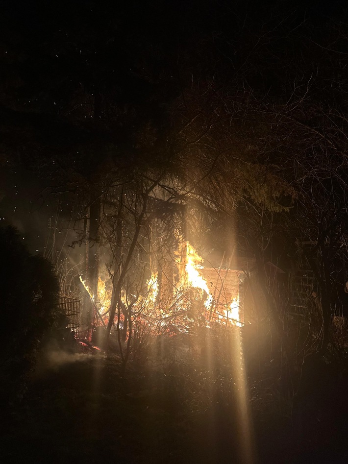 FW-E: Brand einer Gartenlaube am Heilig Abend in Essen-Frintrop - Feuer greift auf umliegendes Gehölz über