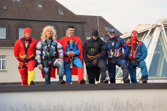 FW-E: Superhelden-Aktion der Höhenrettung - Feuerwehr Essen überrascht kleine Patientinnen und Patienten