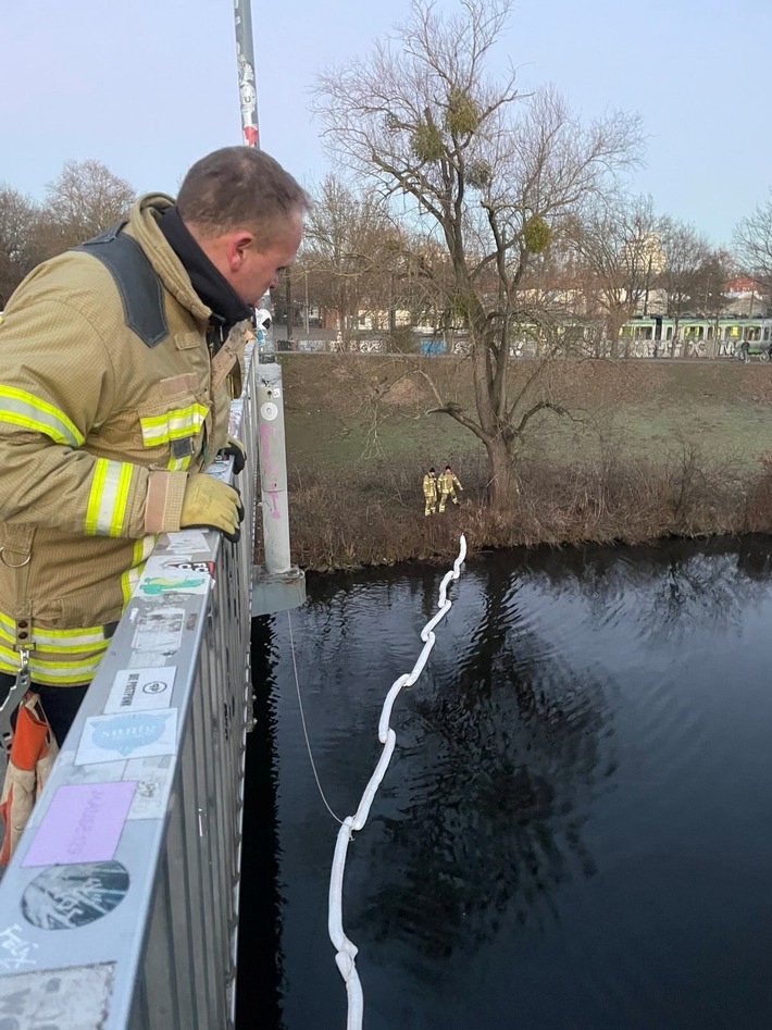 FW Hannover: Ausgetretenes Öl auf der Leine - Feuerwehr verhindert Ausbreitung