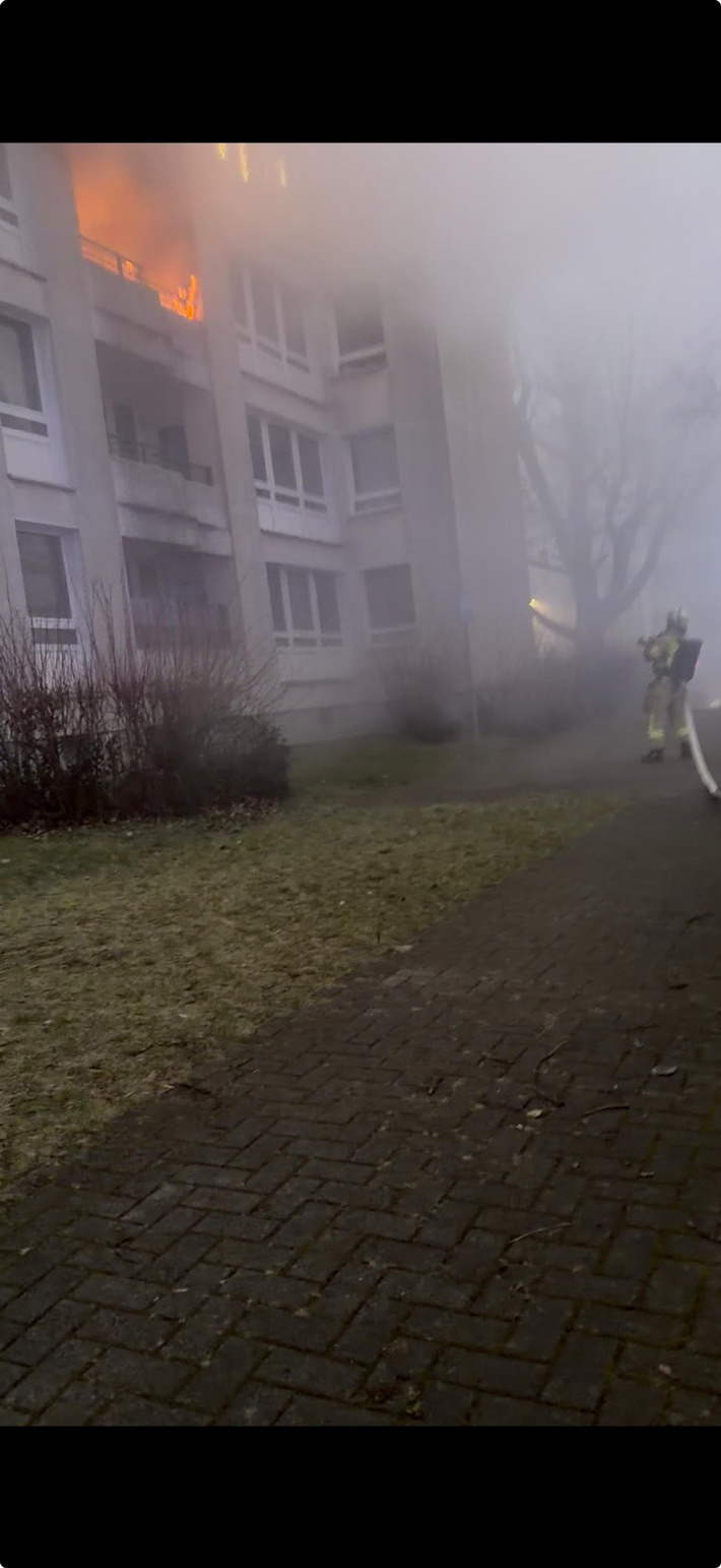 FW-RS: Balkonbrand in einem Mehrfamilienhaus mit einer leicht verletzten Person