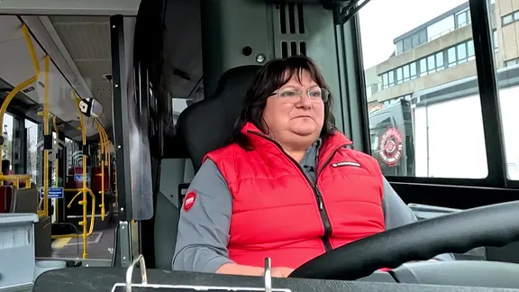 Slovenka Gogovič durfte den XXL-Bus in Hamburg fahren. | NDR Slovenka Gogovič durfte den XXL-Bus in Hamburg fahren.