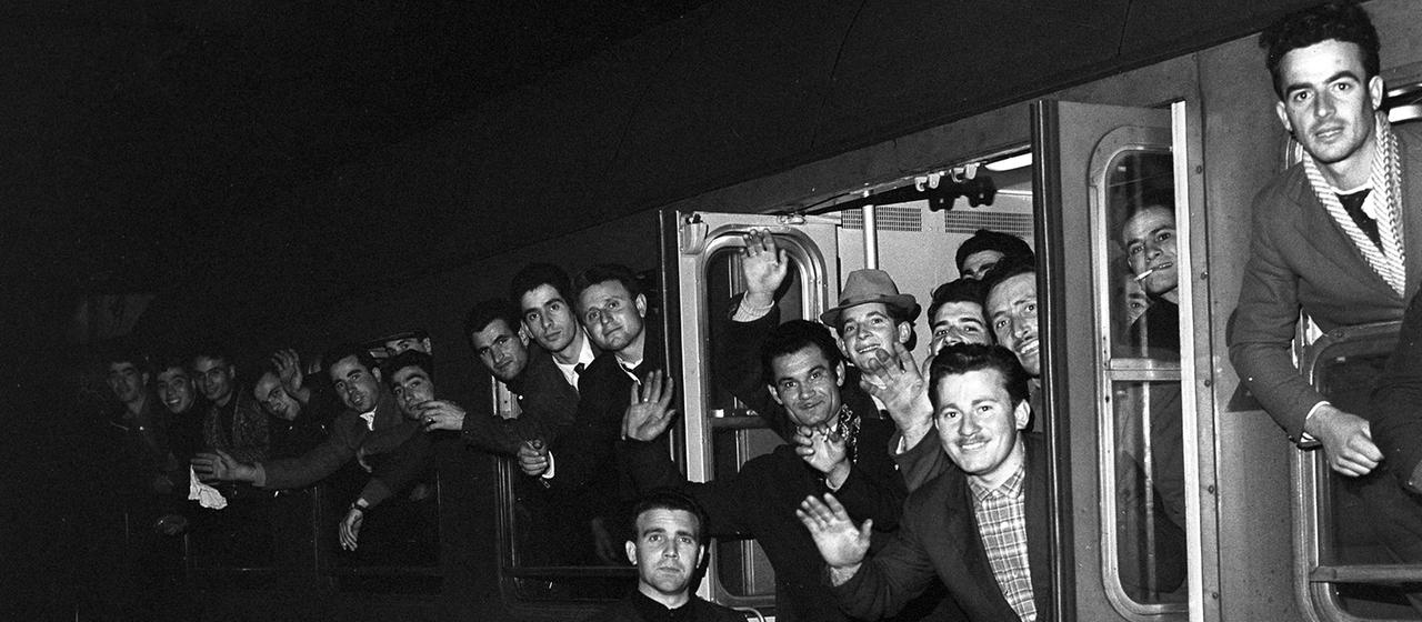 Eine Gruppe der ersten 86 italienischen Gastarbeiter während eines Aufenthalts auf dem Hauptbahnhof in Hannover, aufgenommen am 16.01.1962. | picture alliance / dpa Eine Gruppe der ersten 86 italienischen Gastarbeiter während eines Aufenthalts auf dem Hauptbahnhof in Hannover, aufgenommen am 16.01.1962.
